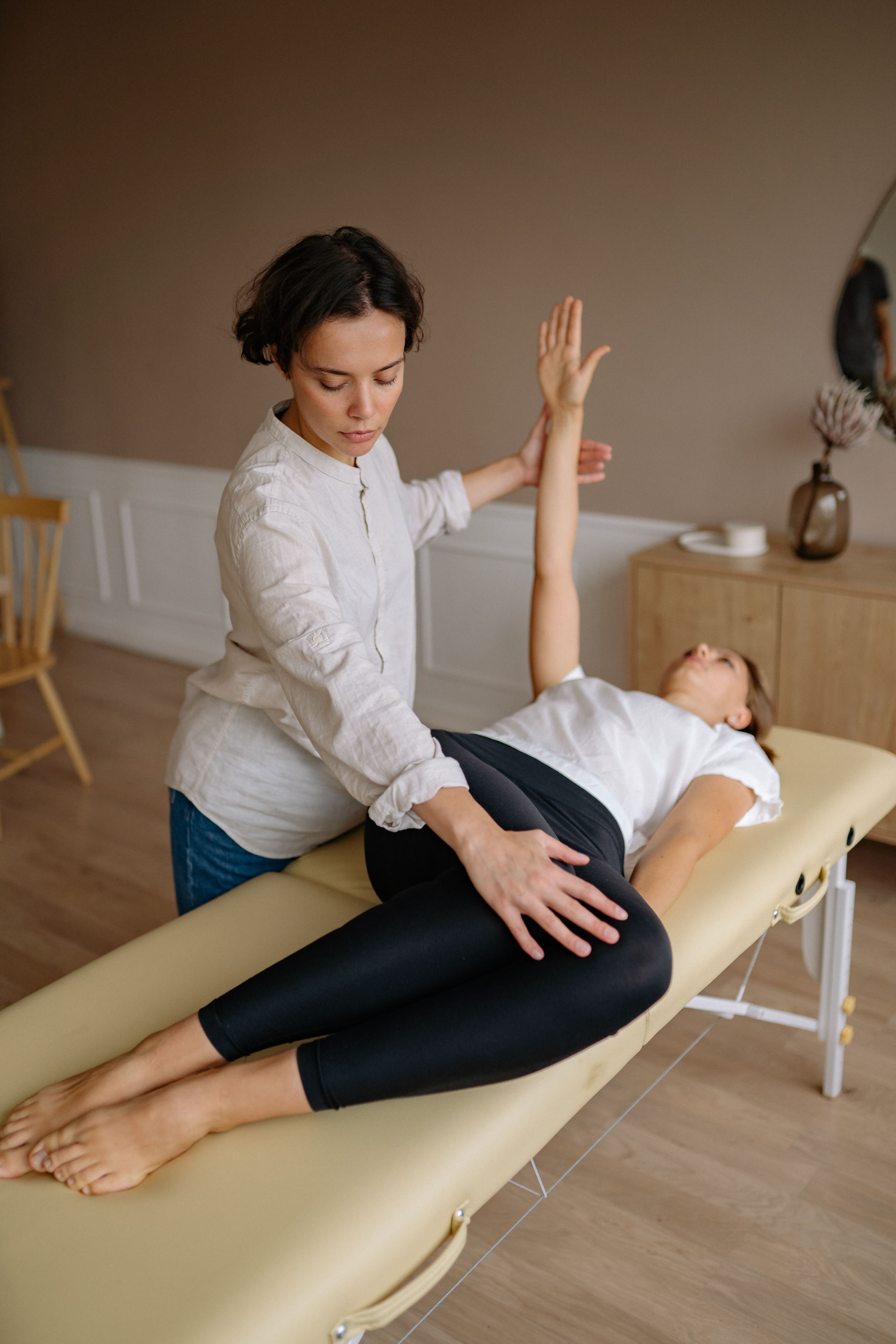 Une physiothérapeute accompagne une patiente dans un exercice de mobilité